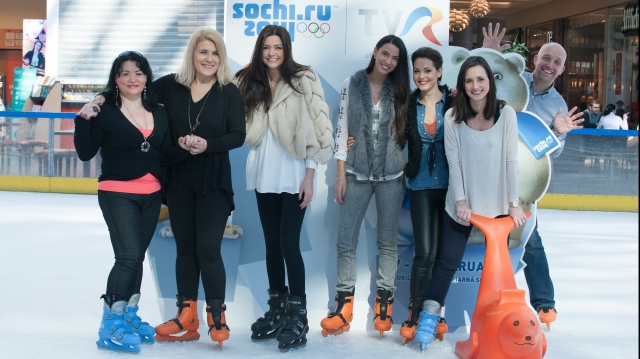Vedetele TVR şi jurnaliştii au patinat pentru a celebra JO 2014