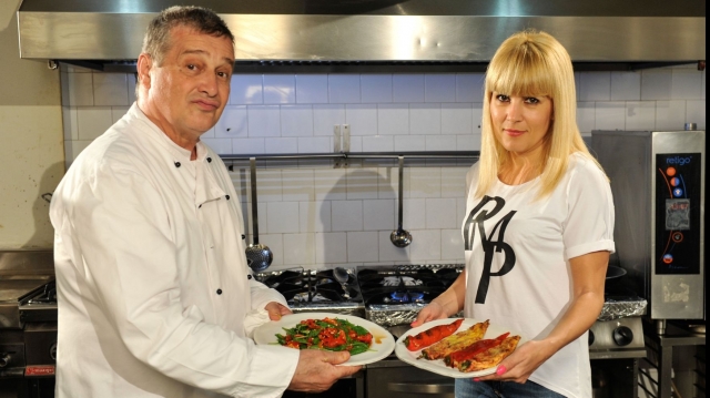 Mircea Dinescu o cucereşte pe Elena Udrea cu un buchet de... salate