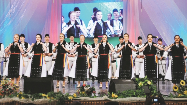 Seara ansamblurilor  la Festivalul Internaţional de Folclor Cântecele Munţilor  