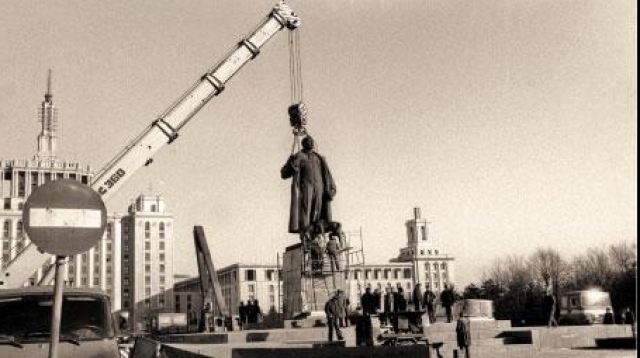  „Lenin coboară de pe soclu”, un nou episod din seria „Memorial 90”