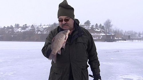 Duminică pescuim la copcă, pe gheața lacului Tâncăbești