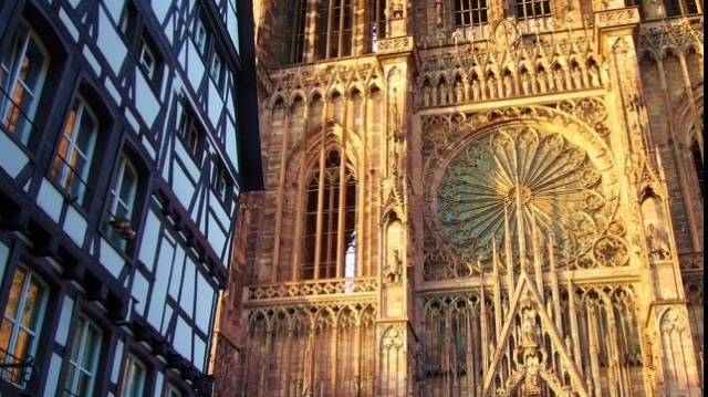 Istorie și gastronomie în Strasbourg, legende și turism în Țara Galilor