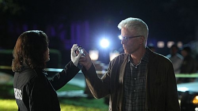 TVR 2 difuzează sezonul XIII din „CSI: Crime şi Investigaţii”