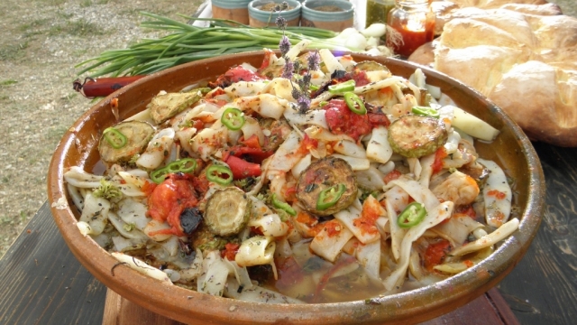 Rețetele lui Dinescu: Salată de fasole verde și capac de vițel împănat