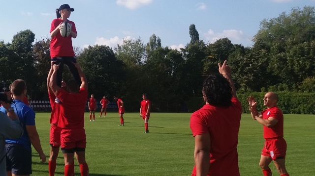 Paula Seling a trecut de la muzică, la rugby