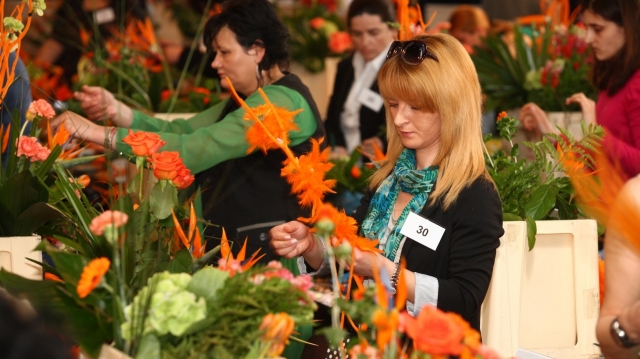 „Ora Regelui”: 50 de maeştri florari din România, într-un concurs înmiresmat   