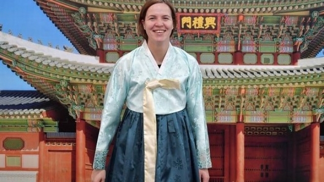 Raluca Strămăturaru, în costum tradițional Hanbok