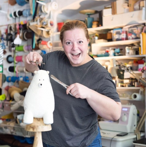 Lia Pfeiffer sau despre bucuria designerului care dă viaţă jucăriilor de pluş  