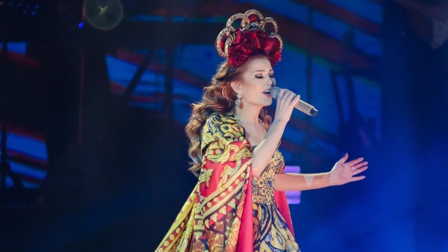 „Lunâ Albâ” – Elena Gheorghe emoționează prin evocarea rădăcinilor armânești