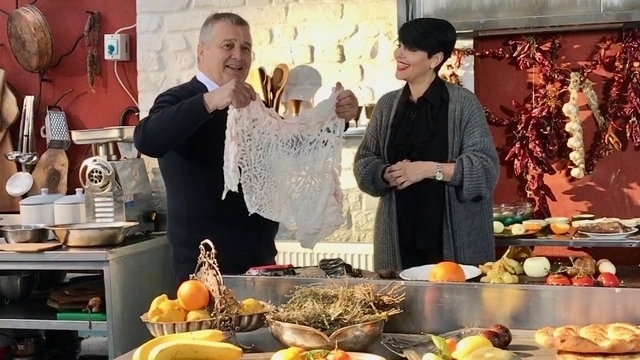 Politică şi delicateţuri: Masterchef Patrizia, „Pe tocuri în bucătărie” 