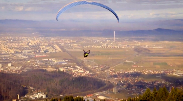 Experienţă memorabilă la „Down the Road. Aventura”: zborul cu parapanta | VIDEO