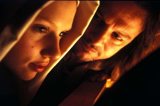 Scarlett Johansson și Colin Firth în „Fata cu cercel de perlă”