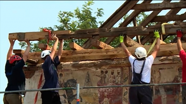 Voluntarii salvează un monument al Olteniei | VIDEO