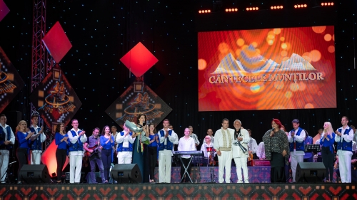 Iuliana Tudor prezintă Festivalul de Folclor Cântecele Munţilor la TVR1 | VIDEO