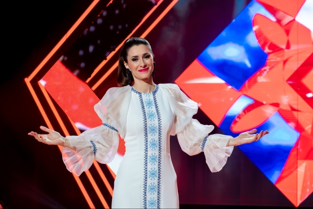 Iuliana Tudor și tinerii interpreți, pe scena „Vedeta populară”