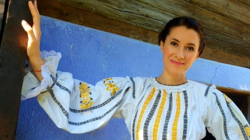 Iuliana Tudor ne invită la o horă românească a iubirii | VIDEO