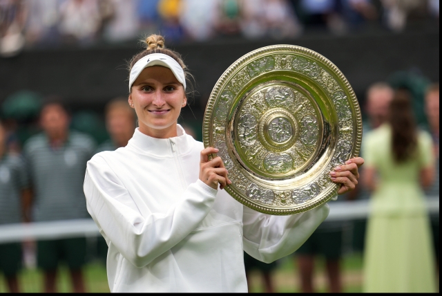 Câştigătoare surpriză la Wimbledon: Marketa Vondrousova a învins-o pe Ons Jabeur, în finală