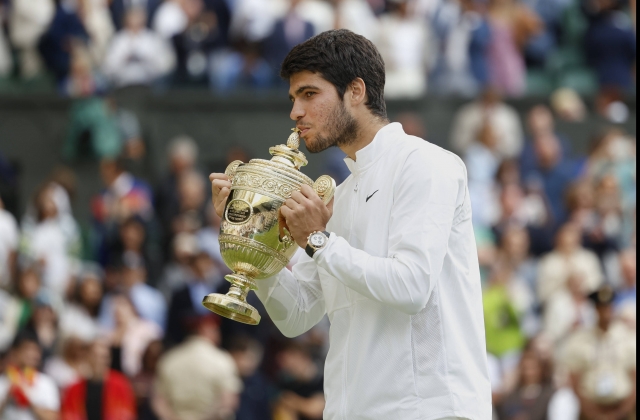 Carlos Alcaraz l-a învins pe Novak Djokovic și a câștigat în premieră turneul de la Wimbledon