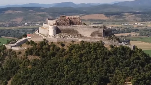  Cetatea construită în vârful unui con vulcanic | VIDEO