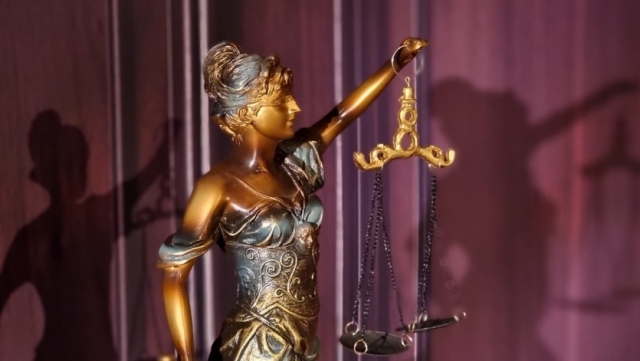 Oamenii și legea: Divorțul în instanță sau la notar?