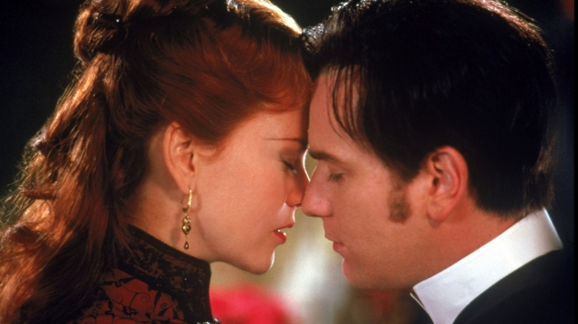 „Moulin Rouge”, în premieră la TVR 1: Satine, vedeta cabaretului parizian (Nicole Kidman), îi fură inima tânărului scriitor aspirant Christian (Ewan McGregor) 