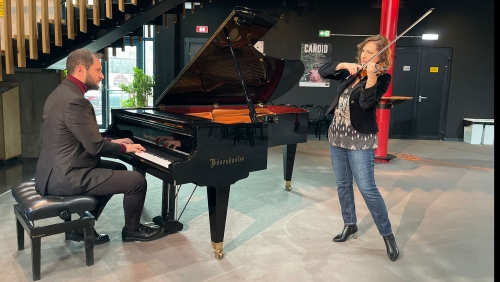 Pianistul Alexandru Burcă și jurnalista Ioana Pavel, moment muzical, la „Interviurile TVR Cultural” | VIDEO