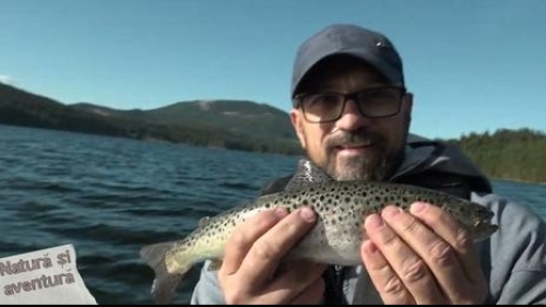 Natură și aventură: La pescuit din caiac pe lac de munte| VIDEO