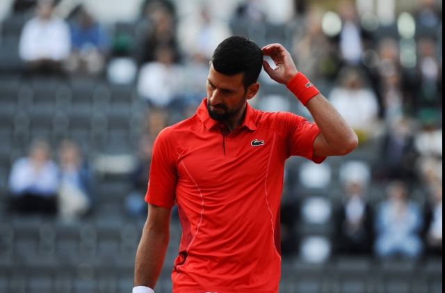 Tenis: Novak Djokovic a fost lovit în cap cu un recipient metalic după ce s-a calificat în turul secund la Roma 