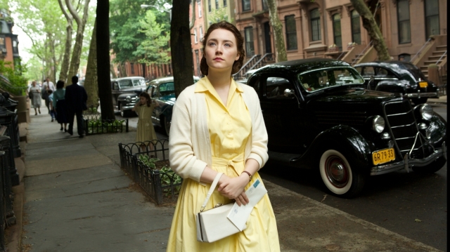 Îşi părăseşte Irlanda natală şi familia. Eilis Lacey, interpretată de Saoirse Ronan, îşi încearcă norocul dincolo de Atlantic, în „Brooklyn”