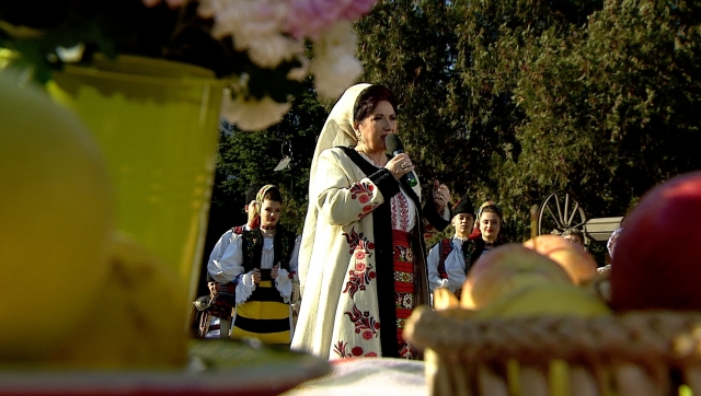 Aniversăm un an de TVR Folclor! Cântece din folclorul nostru aduc sărbătoarea satului românesc în grădina TVR 