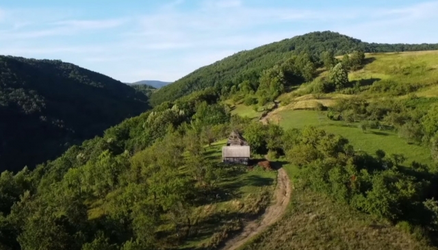  Izolaţi în România: Viaţa la margine de pădure