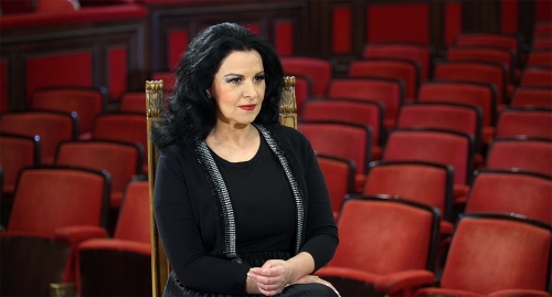 ANGELA GHEORGHIU: „Nu îmi place să fiu ignorantă. Ceea ce înseamnă că ascult tot ceea ce s-a întâmplat până la mine!”