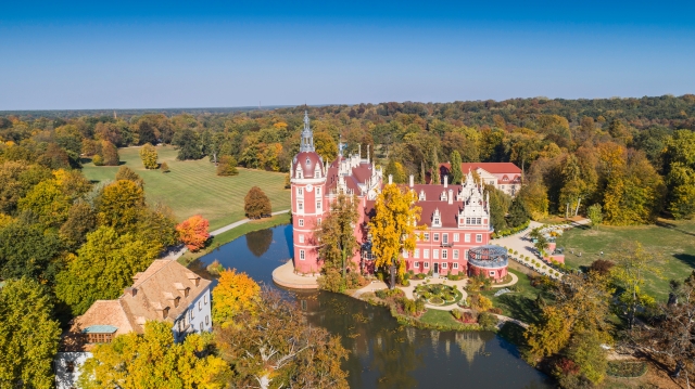 Shutterstock_Muskau Castle and gardens_colaborator pentru Fotografie konradkerker