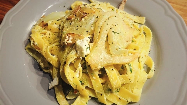 Tagliatelle cu fenicul şi brânză feta