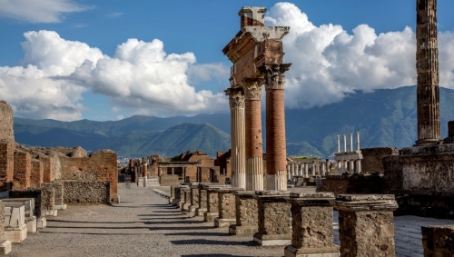 (P) Pompei, orașul roman distrus de erupția Vezuviului, ilustrat în cultura modernă