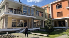 Cum arată „vila din Primăverii” a albanezilor? O vizităm în prima ediţie „Hai-Hui... cu Marina!”, la TVR 2  