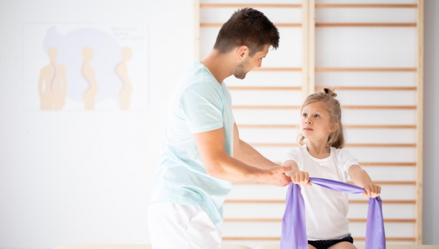 (P) Ortopedia pediatrică  – 5 lucruri esențiale pe care trebuie să le știi ca părinte