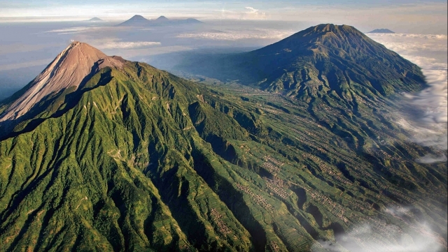 Cap Compas: Copiii vulcanului Merapi
