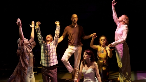 NIMIC NU E ÎNTÂMPLĂTOR, un spectacol inspirat de teatralitatea constelațiilor familiale