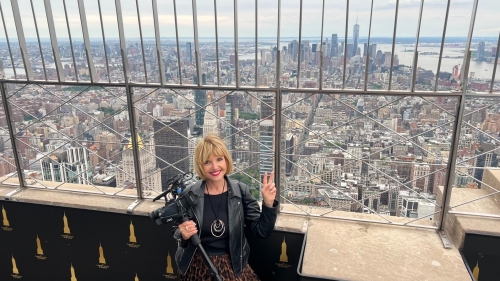 Duios, prin New York trecea... Anda Onesa, printre românii întâlniţi de Marina Almăşan în călătoriile sale „Hai-Hui...”, la TVR 2  