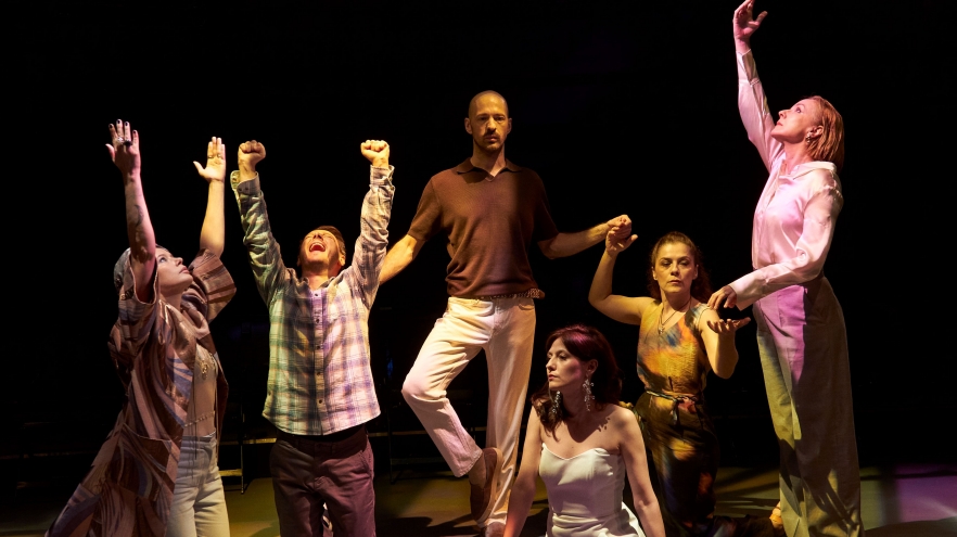 NIMIC NU E ÎNTÂMPLĂTOR, un spectacol inspirat de teatralitatea constelațiilor familiale