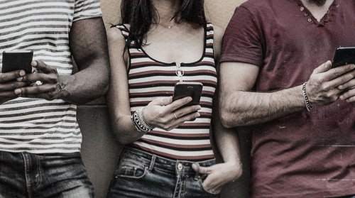 Captivi în ecrane: Dependența digitală care ne schimbă viețile