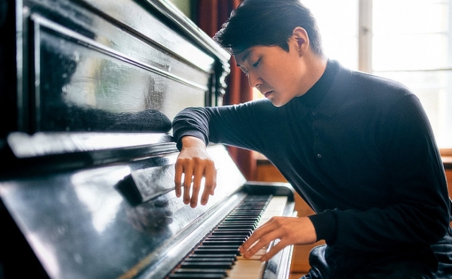 Pianistul Seong-Jin Cho debutează în România la Festivalul „Enescu”, alături de Orchestra dell’Accademia Nazionale di Santa Cecilia din Roma