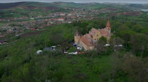 „Festivalul bujorului la castel” – istorie, natură și tradiții în Câmpia Transilvaniei 