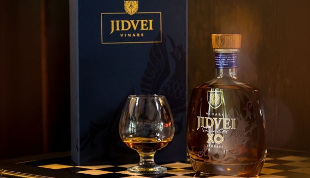 (P) Jidvei lansează Vinars XO la Paris, în premieră absolută, cu ocazia onorării retrospectivei Radu Jude găzduite de Centre Pompidou și mk2 Bibliothèque
