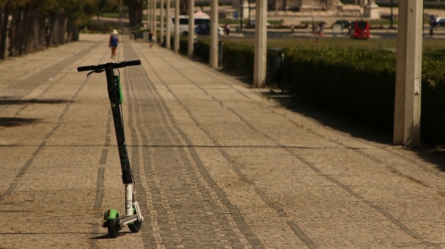 Trotineta electrică – între libertate și risc: adolescenții și pericolele pe două roți