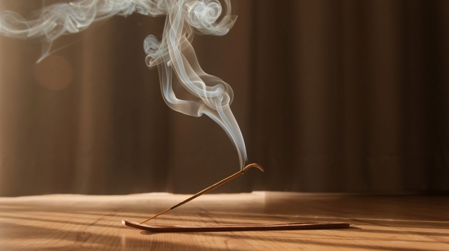 Fumul din bețișoarele parfumate – stare de bine sau pericol ascuns?