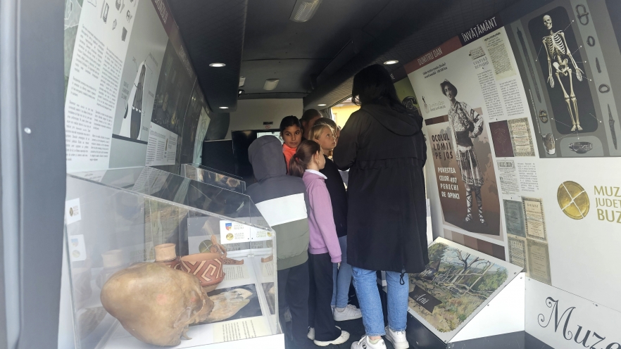 (w882) Museum Bus