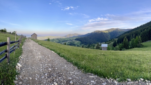 Călătorim pe „Drumul care uneşte”. Documentarul „Via Transilvanica – O călătorie prin România mai puţin umblată”, în premieră la TVR 1