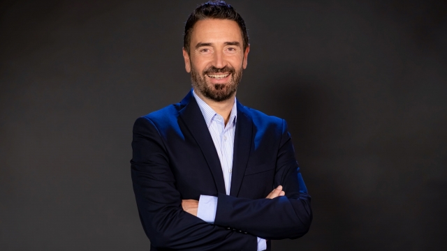 De la microfonul stadionului la scena teatrului – povestea lui Tudor Furdui